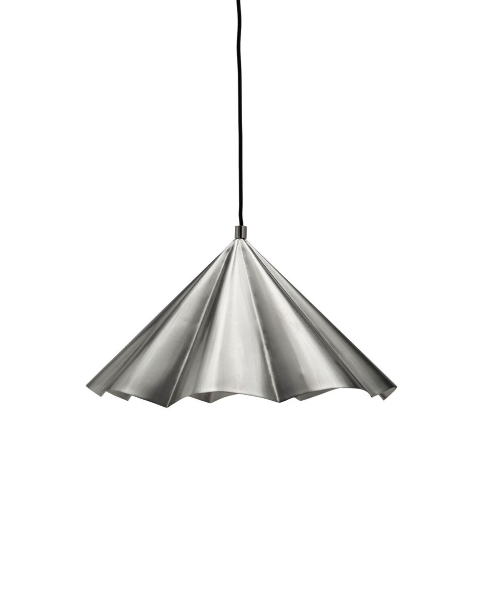 Flola Ø50 Silver taklampa från House Doctor - Flola &auml;r en dekorativ pendel med ett uttrycksfullt formspr&aring;k som drar blickarna till sig.