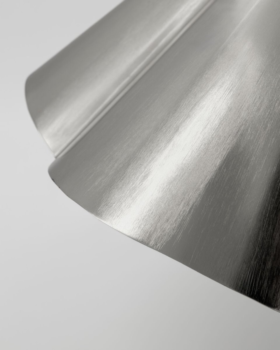 Flola Ø50 Silver taklampa från House Doctor - Flola &auml;r en dekorativ pendel med ett uttrycksfullt formspr&aring;k som drar blickarna till sig.