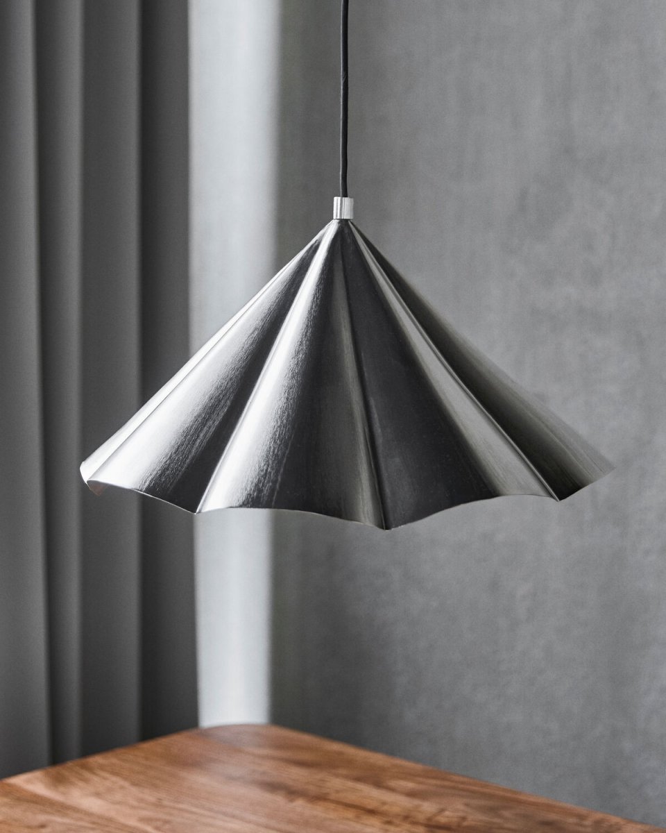Flola Ø50 Silver taklampa från House Doctor - Flola &auml;r en dekorativ pendel med ett uttrycksfullt formspr&aring;k som drar blickarna till sig.