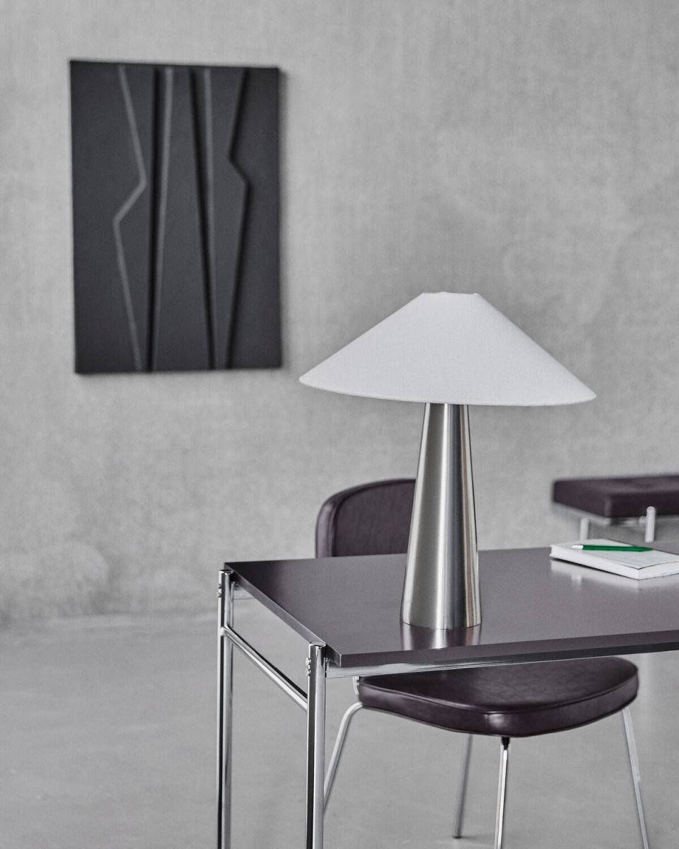 Soffi 48cm Silver bordslampa från House Doctor - Soffi bordslampa har ett stilrent och modernt uttryck med en elegant kombination av metall och textil.