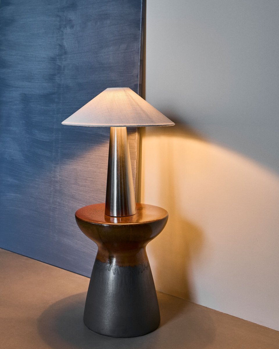 Soffi 48cm Silver bordslampa från House Doctor - Soffi bordslampa har ett stilrent och modernt uttryck med en elegant kombination av metall och textil.