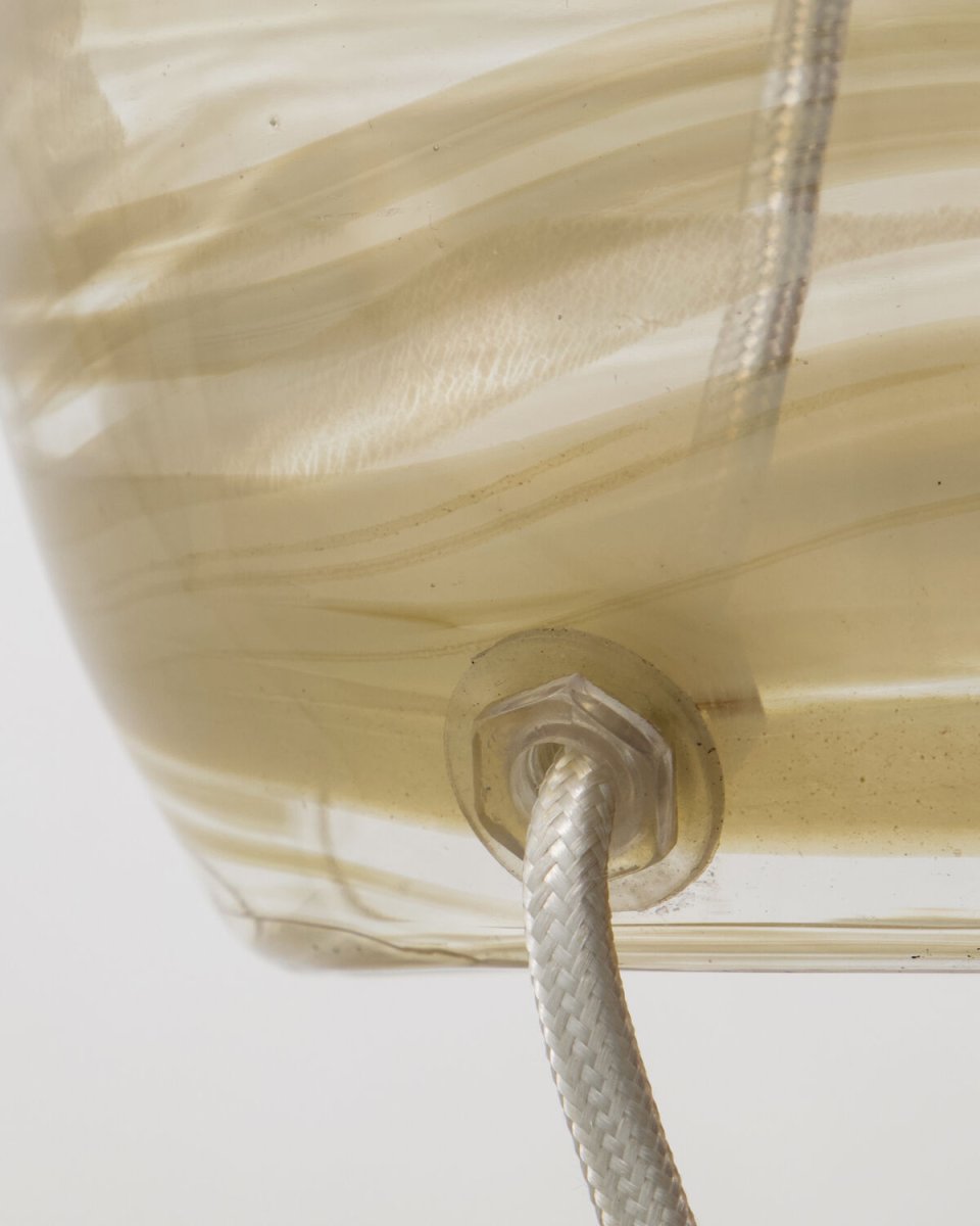 Hite 44cm Offwhite bordslampa från House Doctor - Den rundade lampfoten i glas pryds av ett vackert offwhite virvelm&ouml;nster som g&ouml;r varje exemplar unikt och ger lampan ett levande uttryck.