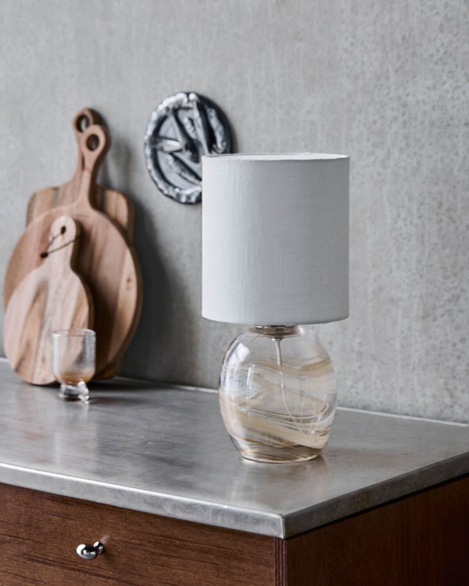 Hite 44cm Offwhite bordslampa från House Doctor - Den rundade lampfoten i glas pryds av ett vackert offwhite virvelm&ouml;nster som g&ouml;r varje exemplar unikt och ger lampan ett levande uttryck.