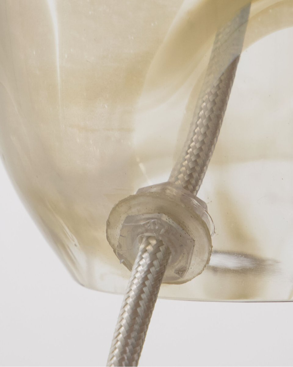 Hite 28cm Offwhite bordslampa från House Doctor - Den rundade lampfoten i glas pryds av ett vackert offwhite virvelm&ouml;nster som g&ouml;r varje exemplar unikt och ger lampan ett levande uttryck.