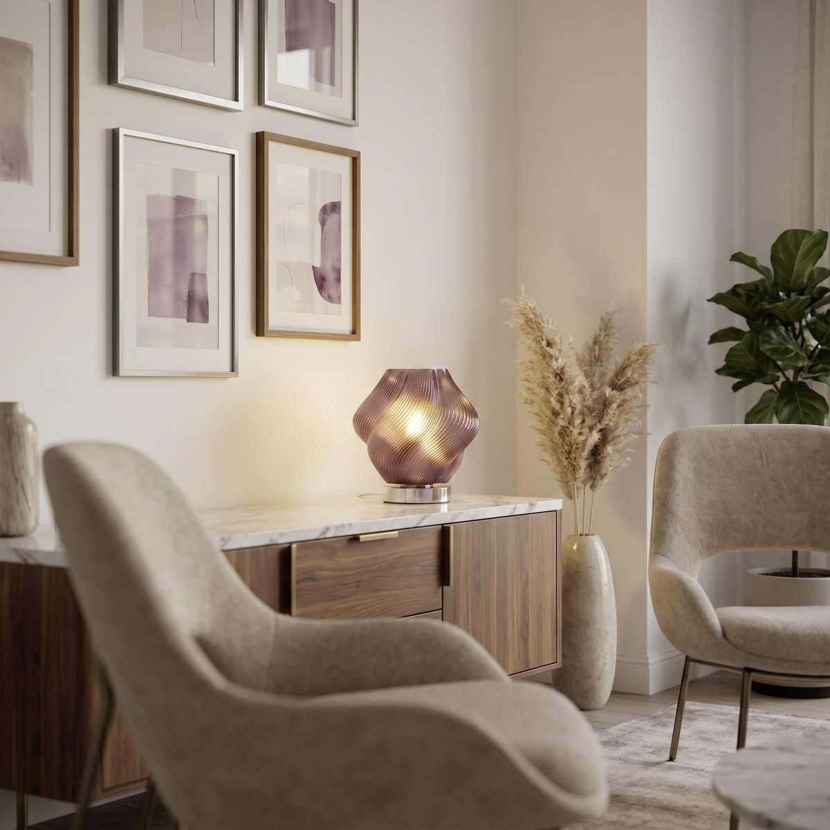Vicenne 23cm Lila bordslampa från Eglo - Det r&auml;fflade glaset och den b&ouml;ljande formen skapar ett effektfullt m&ouml;nster som ger lampan ett uttrycksfullt utseende b&aring;de t&auml;nd och sl&auml;ckt.