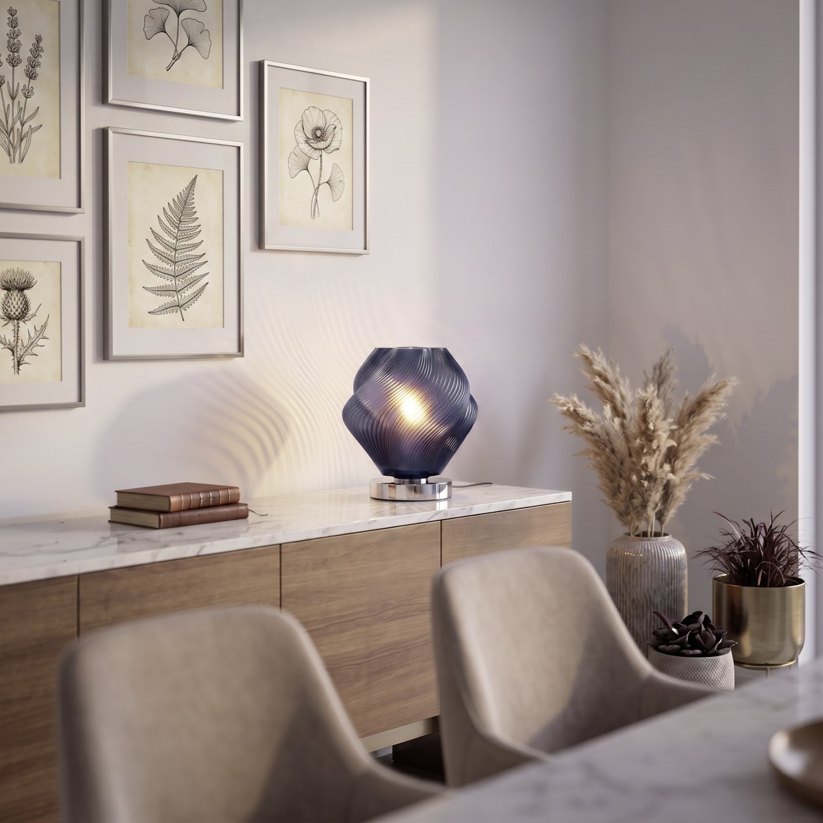 Vicenne 23cm Blå bordslampa från Eglo - Glaskupan har en b&ouml;ljande form med ett r&auml;fflat m&ouml;nster som skapar ett effektfullt uttryck och ger lampan karakt&auml;r b&aring;de t&auml;nd och sl&auml;ckt.