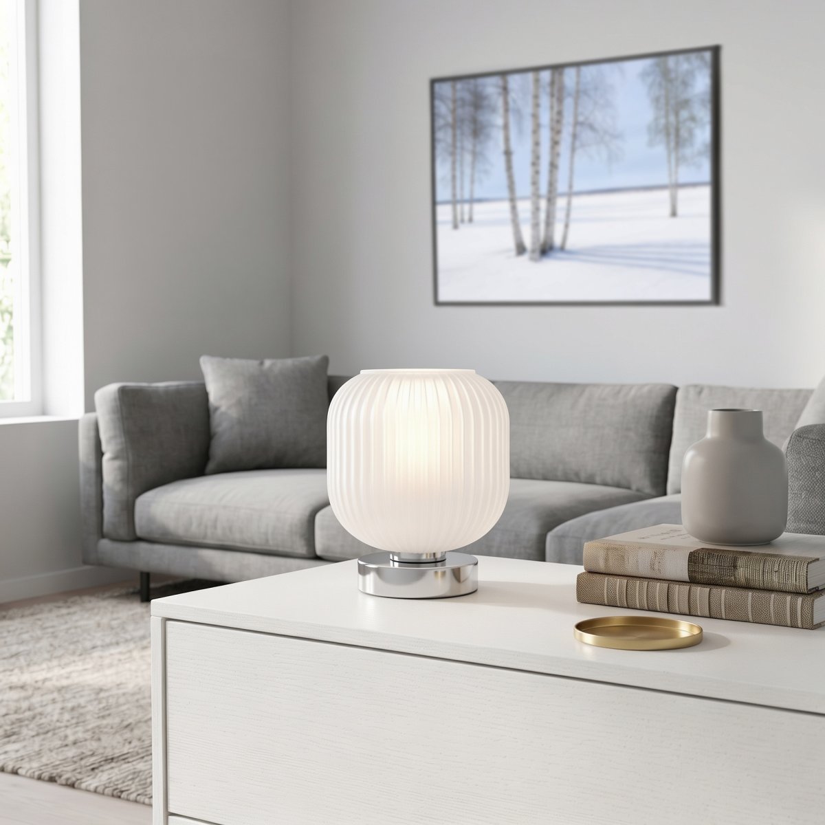 Dasmina 22cm Vit/krom bordslampa från Eglo - Dasmina har en rundad kupa i vitt, ribbat glas som kombineras med en lampfot i kromf&auml;rgad metall.