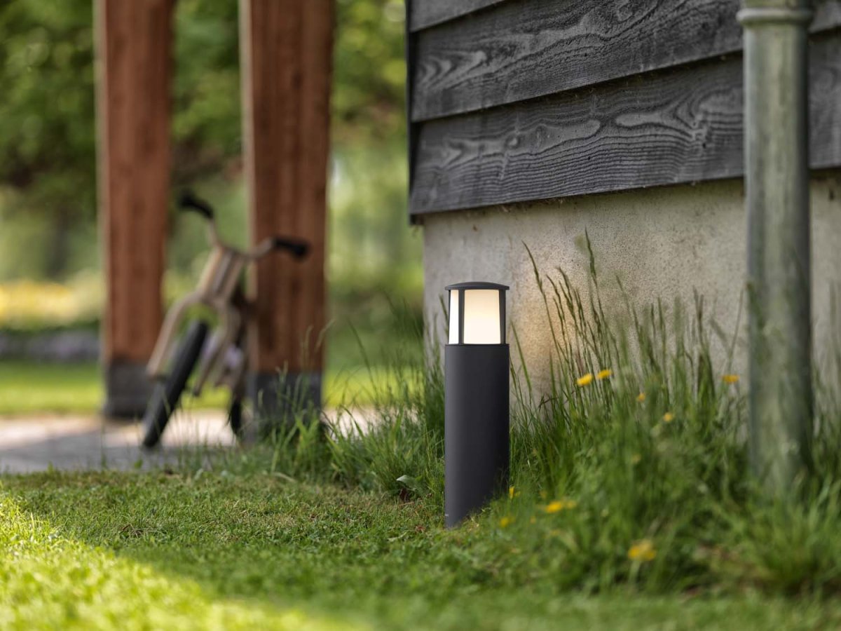 Stock 40cm Antracit pollare från Philips - Den antracitgr&aring;a LED-utomhuspiedestallampan Philips Stock &auml;r tillverkad i slitstark formgjuten aluminium.