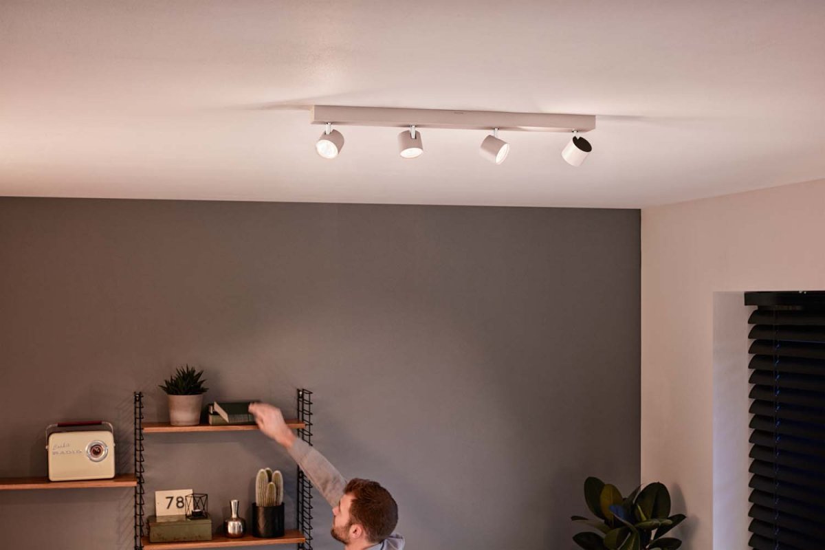 Star 4 vit spotlight från Philips - Med Philips Clockwork WarmGlow LED-spotlights kan du smidigt dimra till r&auml;tt ljusstyrka &ndash; fr&aring;n funktionell belysning med mycket ljus till ett mysigt och v&auml;lkomnande varmt sken.