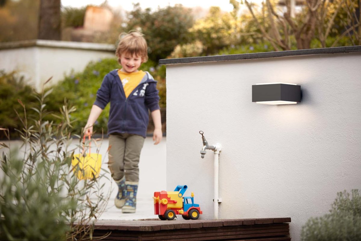 Hedgehog Antracit utelampa från Philips - Den sprider ljus uppåt och nedåt och ger en effektfull väggbelysning.