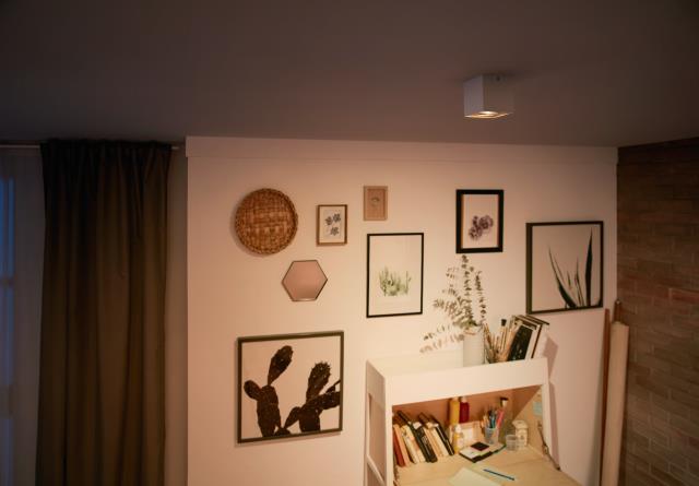 Box vit spotlight från Philips - Med Philips WarmGlow LED-spotlights kan du smidigt dimra till rätt ljusstyrka – från funktionell belysning med mycket ljus till ett mysigt och välkomnande varmt sken.