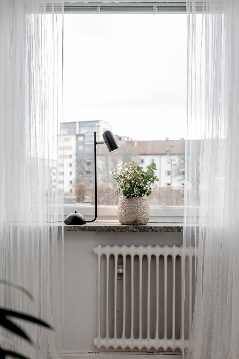 Swan 53cm Svart bordslampa från Globen Lighting - Swan &auml;r en elegant funktionslampa som med sin mjuka formgivnig p&aring;minner om en vacker svan.