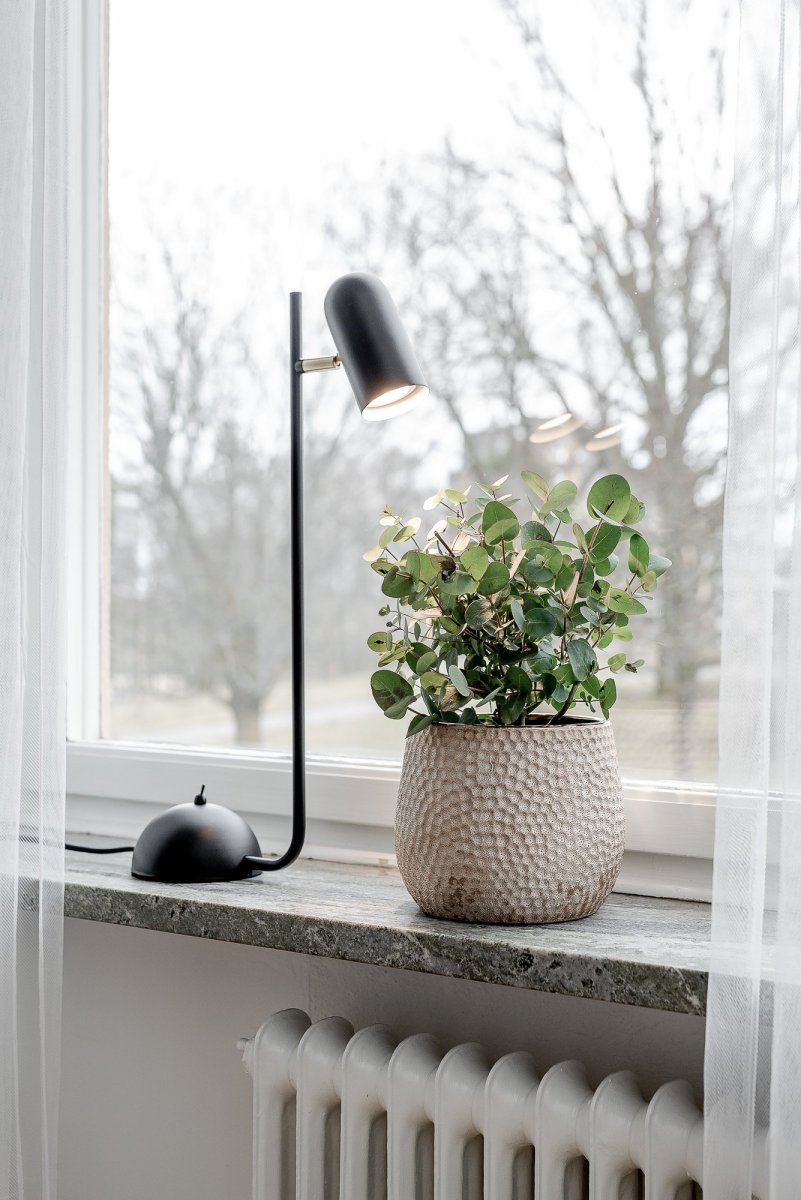 Swan 53cm Svart bordslampa från Globen Lighting - Swan &auml;r en elegant funktionslampa som med sin mjuka formgivnig p&aring;minner om en vacker svan.