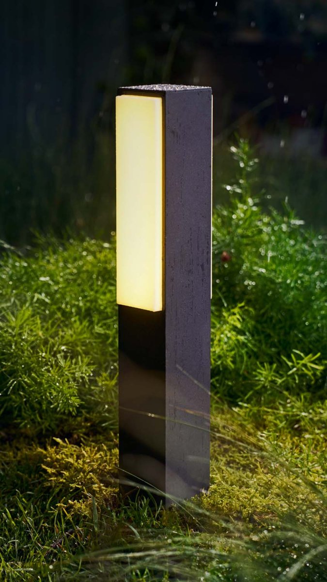 Stratosphere 42cm Antracit pollare från Philips - Med en fantastisk livsl&auml;ngd p&aring; 50 000 timmar r&auml;cker de h&auml;r lamporna mer &auml;n tv&aring; g&aring;nger l&auml;ngre &auml;n motsvarande Philips LED-utomhuslampor &ndash; och f&ouml;rbrukar 50 % mindre energi.