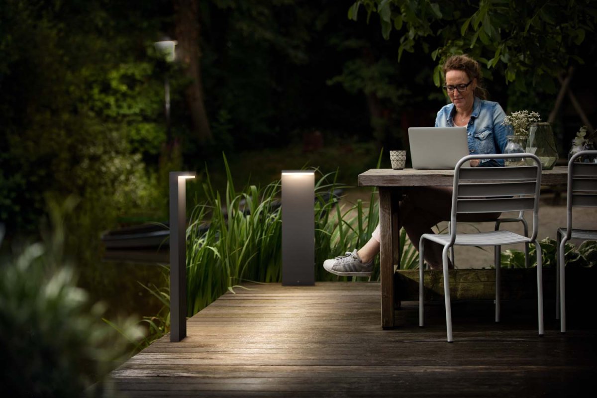 Bustan 77cm Antracit pollare från Philips - Med en fantastisk livsl&auml;ngd p&aring; 50 000 timmar r&auml;cker de h&auml;r lamporna mer &auml;n tv&aring; g&aring;nger l&auml;ngre &auml;n motsvarande Philips LED-utomhuslampor &ndash; och f&ouml;rbrukar 50 % mindre energi.