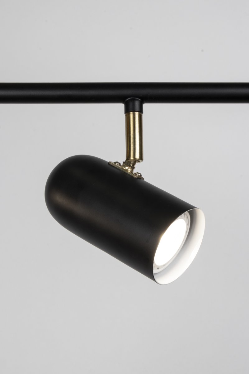 Swan 3 Svart spotlight från Globen Lighting - Lampan &auml;r tillverkad av lackerad metall med detaljer i borstad m&auml;ssingsf&auml;rgad metall.