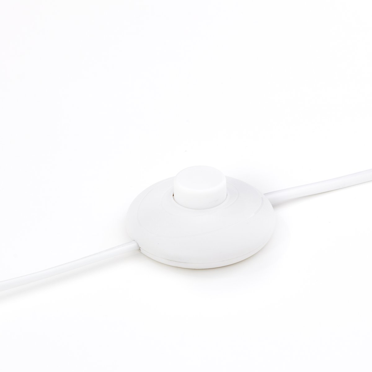 June golvlampa från Brilliant - Oavsett om den placeras &ouml;ver matbordet, k&ouml;ks&ouml;n eller i vardagsrummet blir June en dekorativ detalj som samtidigt sprider ett behagligt och inbjudande ljus.