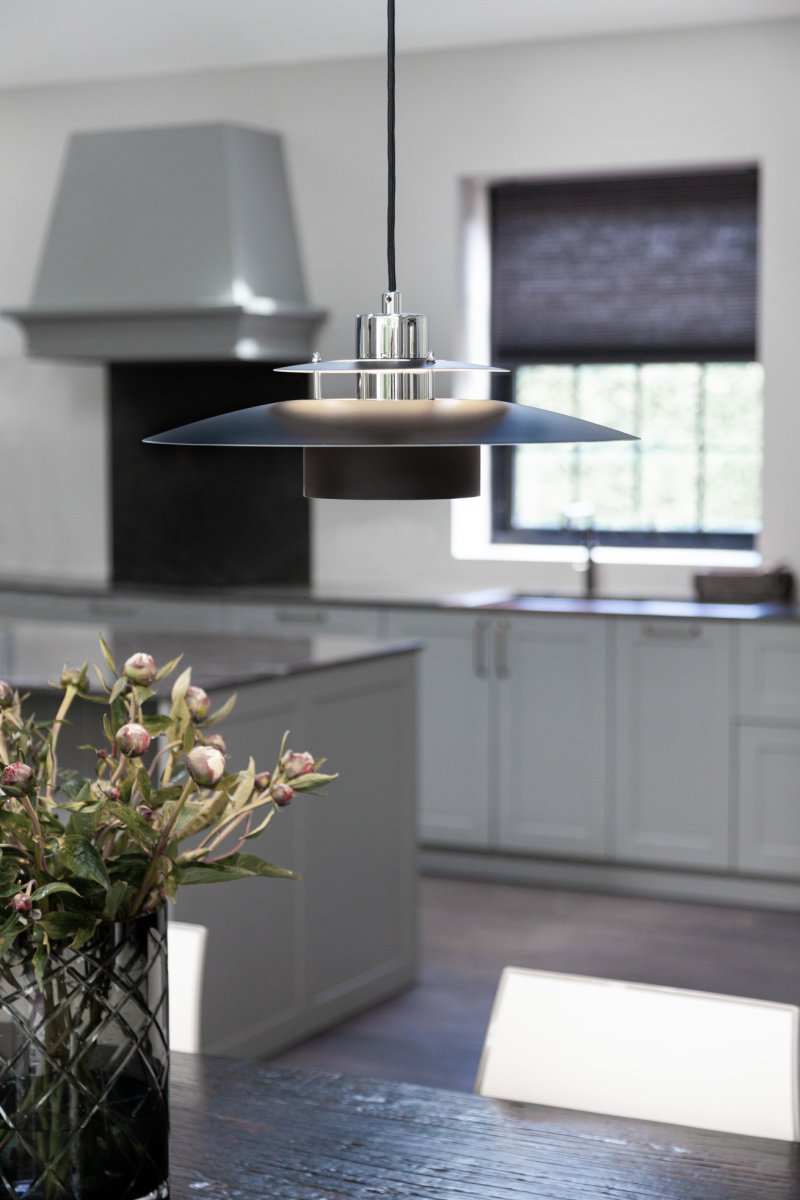Sørup Ø40 Krom taklampa från Halo Design - Med sina svarta och detaljer i krom skapar den en sofistikerad atmosf&auml;r i b&aring;de moderna och klassiska hem.