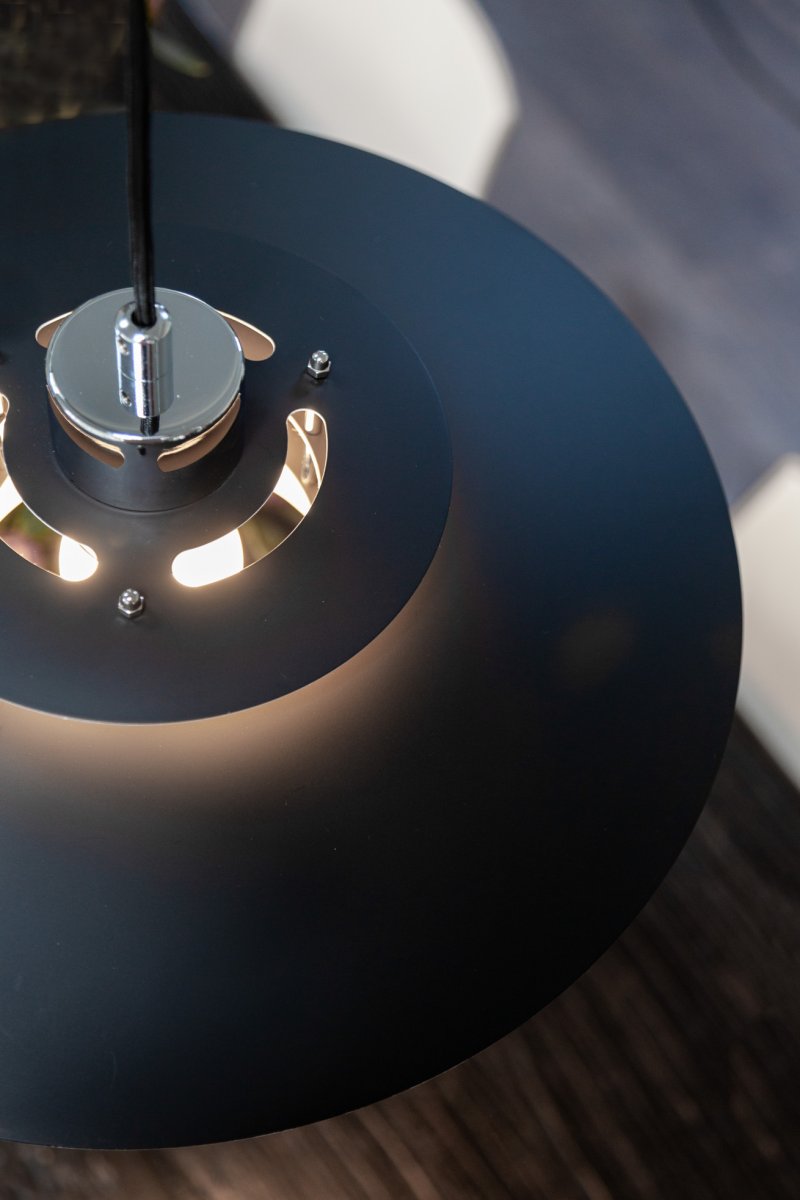Sørup Ø40 Krom taklampa från Halo Design - Med sina svarta och detaljer i krom skapar den en sofistikerad atmosf&auml;r i b&aring;de moderna och klassiska hem.