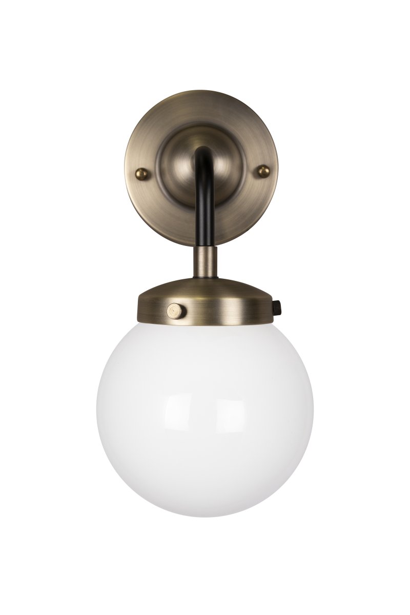 Alley 20cm Antikmässing/vit badrumslampa från Globen Lighting - Alley passar utm&auml;rkt p&aring; v&auml;ggen i badrummet eller k&ouml;ket d&aring; den &auml;r IP44-klassificerad.