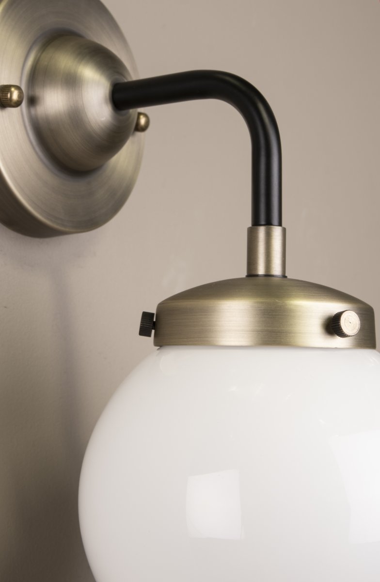 Alley 20cm Antikmässing/vit badrumslampa från Globen Lighting - Alley passar utm&auml;rkt p&aring; v&auml;ggen i badrummet eller k&ouml;ket d&aring; den &auml;r IP44-klassificerad.