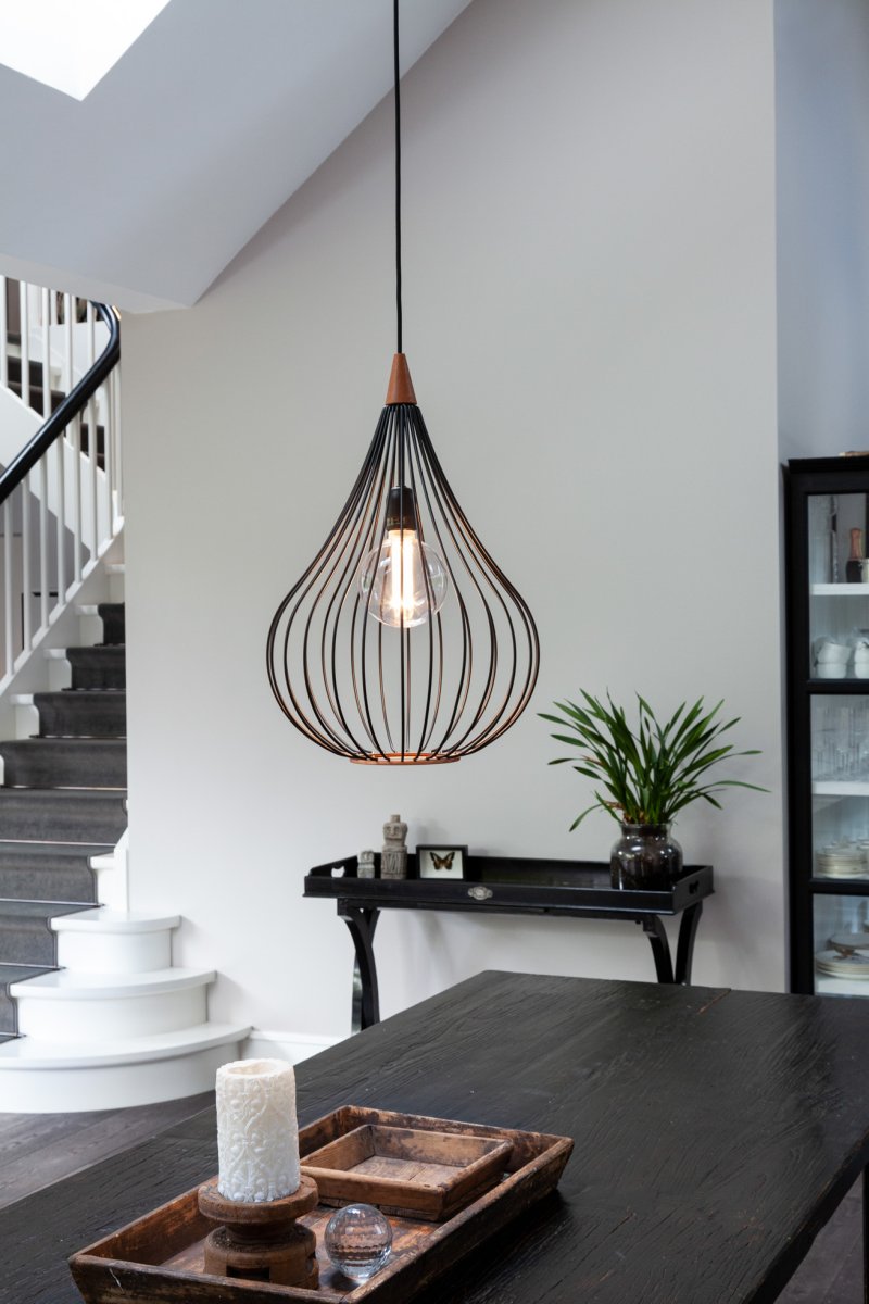 Drops Ø38 Svart taklampa från Halo Design - Den svarta lackade metallen i kombination med den borstade kopparn bidrar med en elegans till rummet.