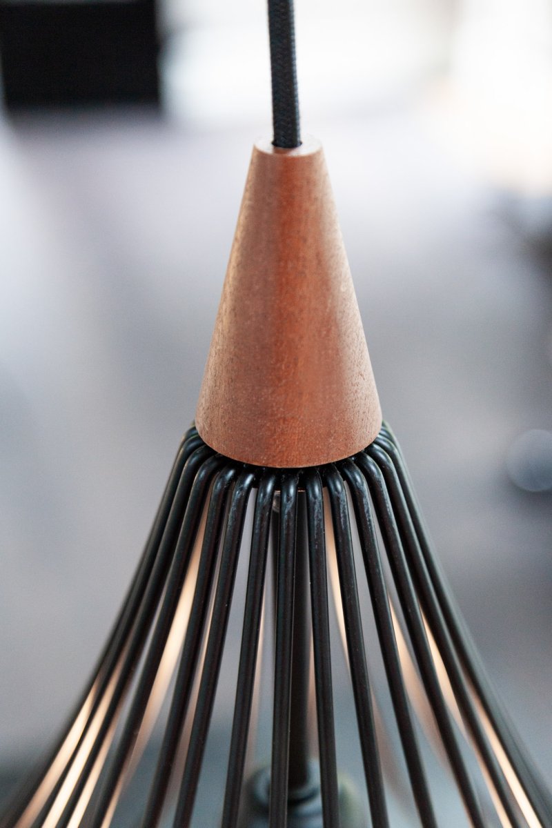 Drops Ø38 Svart taklampa från Halo Design - Den svarta lackade metallen i kombination med den borstade kopparn bidrar med en elegans till rummet.