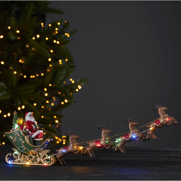 Deerville Flerfärgad från Star Trading - Dekorationsfigur i form av en jultomte med sin sl&auml;de och renar.