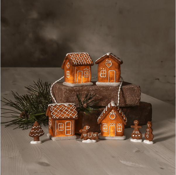 Gingerville Brun från Star Trading - Setet best&aring;r av 4 st sm&aring; pepparkakshus med 4 st pepparkaksfigurer.
