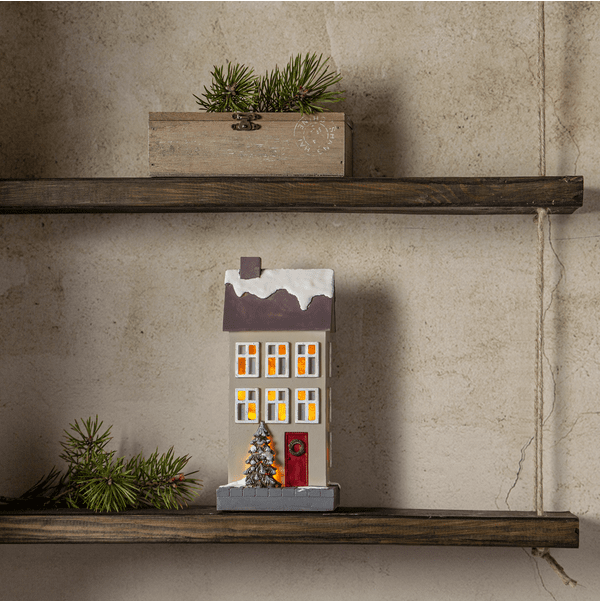 Hus 24cm Beige från Star Trading - Dekorera med huset p&aring; en hylla eller placera p&aring; en sk&auml;nk.