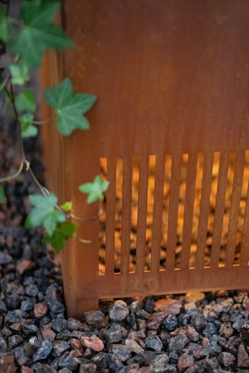 Falsterbo Rå Corten från Globen Lighting - Med sitt minimalistiska formspr&aring;k bidrar denna golvlampa med ett vackert blickf&aring;ng till din utomhusmilj&ouml;, p&aring; terrassen, balkongen, i orangeriet, utanf&ouml;r garaget eller stallet, vid entr&eacute;n, p&aring; bryggan - varje tr&auml;dg&aring;rdsrum f&ouml;rtj&auml;nar att bli upplyst av st&auml;mningsfull belysning.