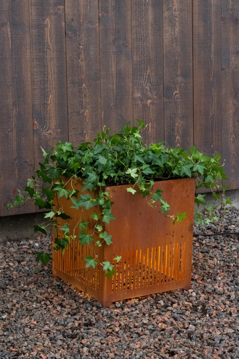 Falsterbo Rå Corten från Globen Lighting - Med sitt minimalistiska formspr&aring;k bidrar denna golvlampa med ett vackert blickf&aring;ng till din utomhusmilj&ouml;, p&aring; terrassen, balkongen, i orangeriet, utanf&ouml;r garaget eller stallet, vid entr&eacute;n, p&aring; bryggan - varje tr&auml;dg&aring;rdsrum f&ouml;rtj&auml;nar att bli upplyst av st&auml;mningsfull belysning.