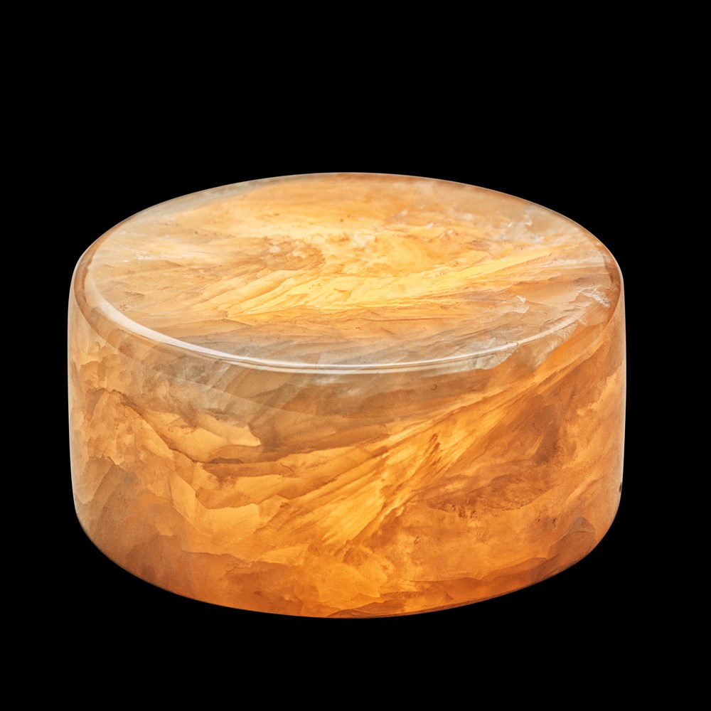 Marble 4cm Beige från Unison - Marble bordsljus &auml;r tillverkat av &auml;kta, polerad marmor i en varm beige ton som skapar ett mjukt och st&auml;mningsfullt sken.