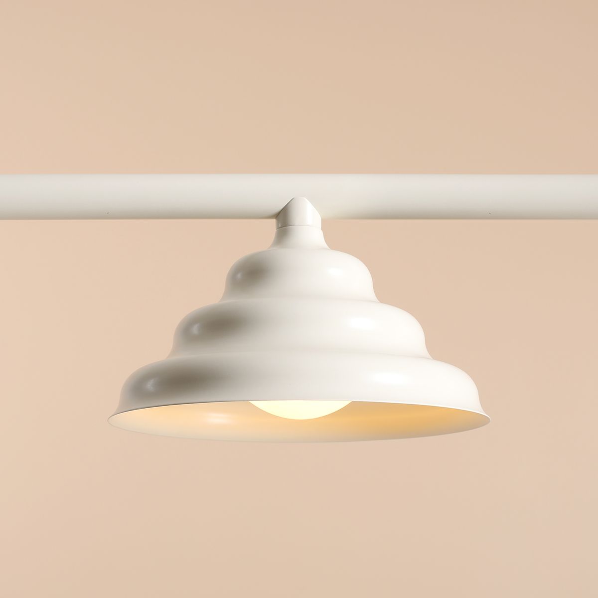 Wave 106cm Krämvit taklampa från Artera - Wave &auml;r en modern pendel med retro design vilket g&ouml;r den till en m&aring;ngfaldig belysning och passar in i alla hem.