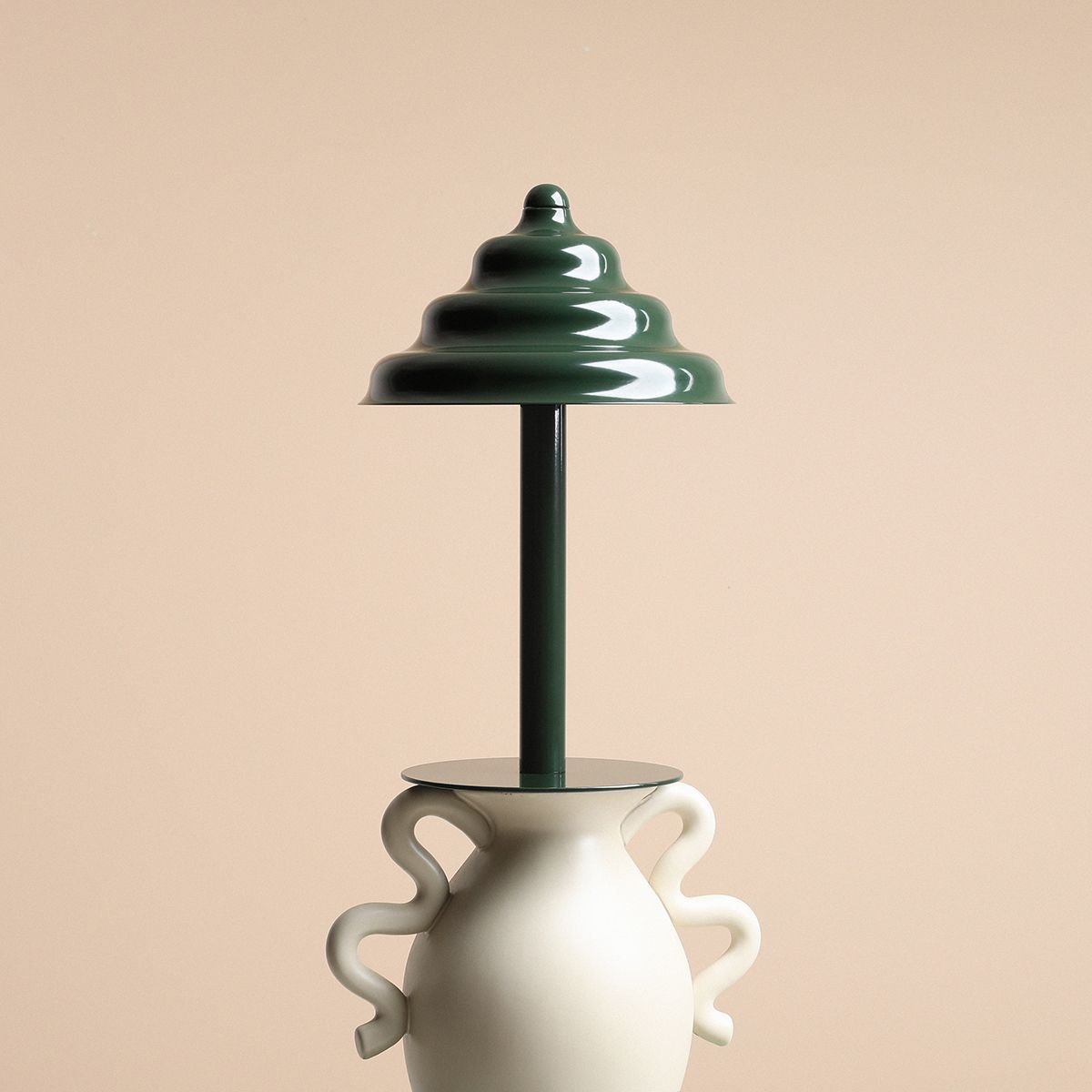 Wave 36cm Mörkgrön bordslampa från Artera - Wave &auml;r en modern bordslampa med retro design vilket g&ouml;r den till en m&aring;ngfaldig belysning och passar in i alla hem.