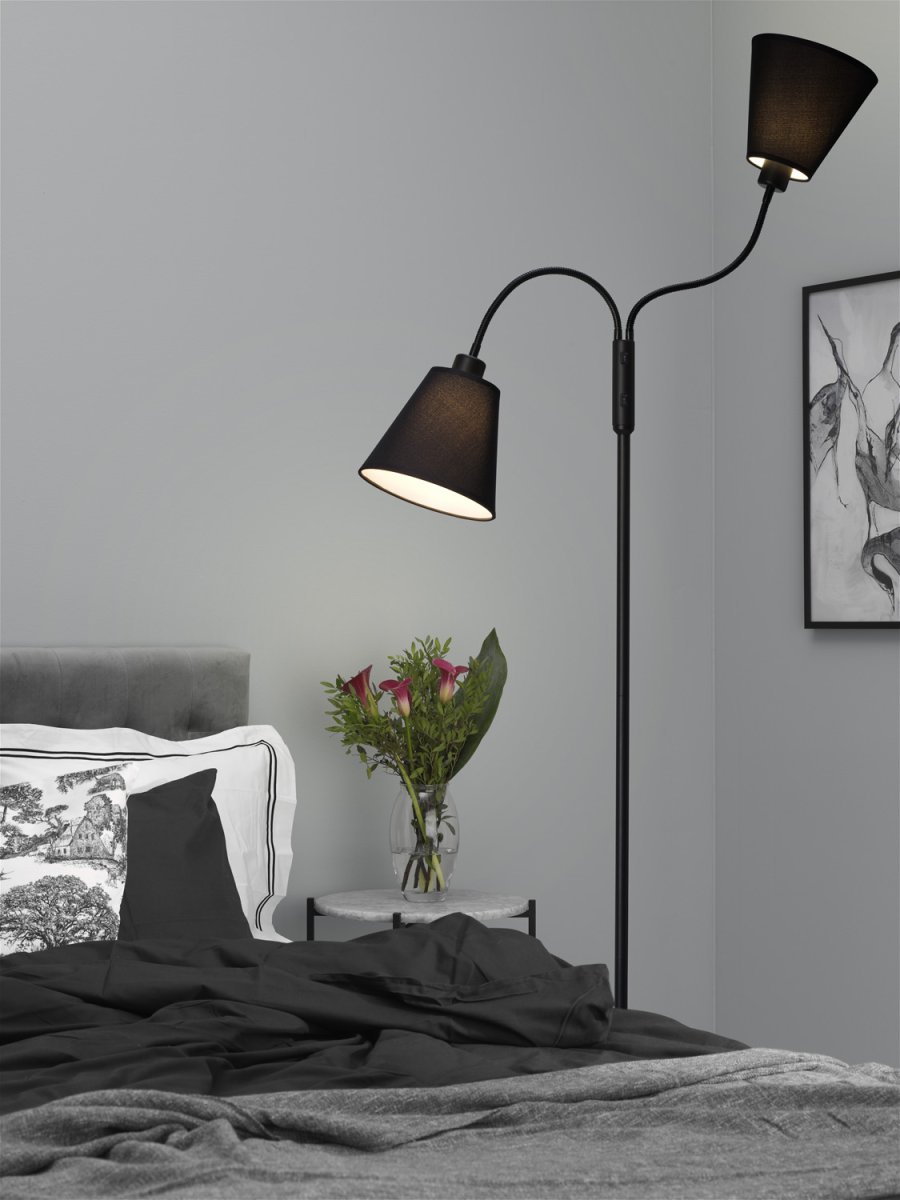 Duett Svart golvlampa från Cottex - Lampan &auml;r tillverkad av metall och textil och ger ett behagligt ljus samtidigt som du enkelt kan rikta ljuset d&auml;r det beh&ouml;vs.