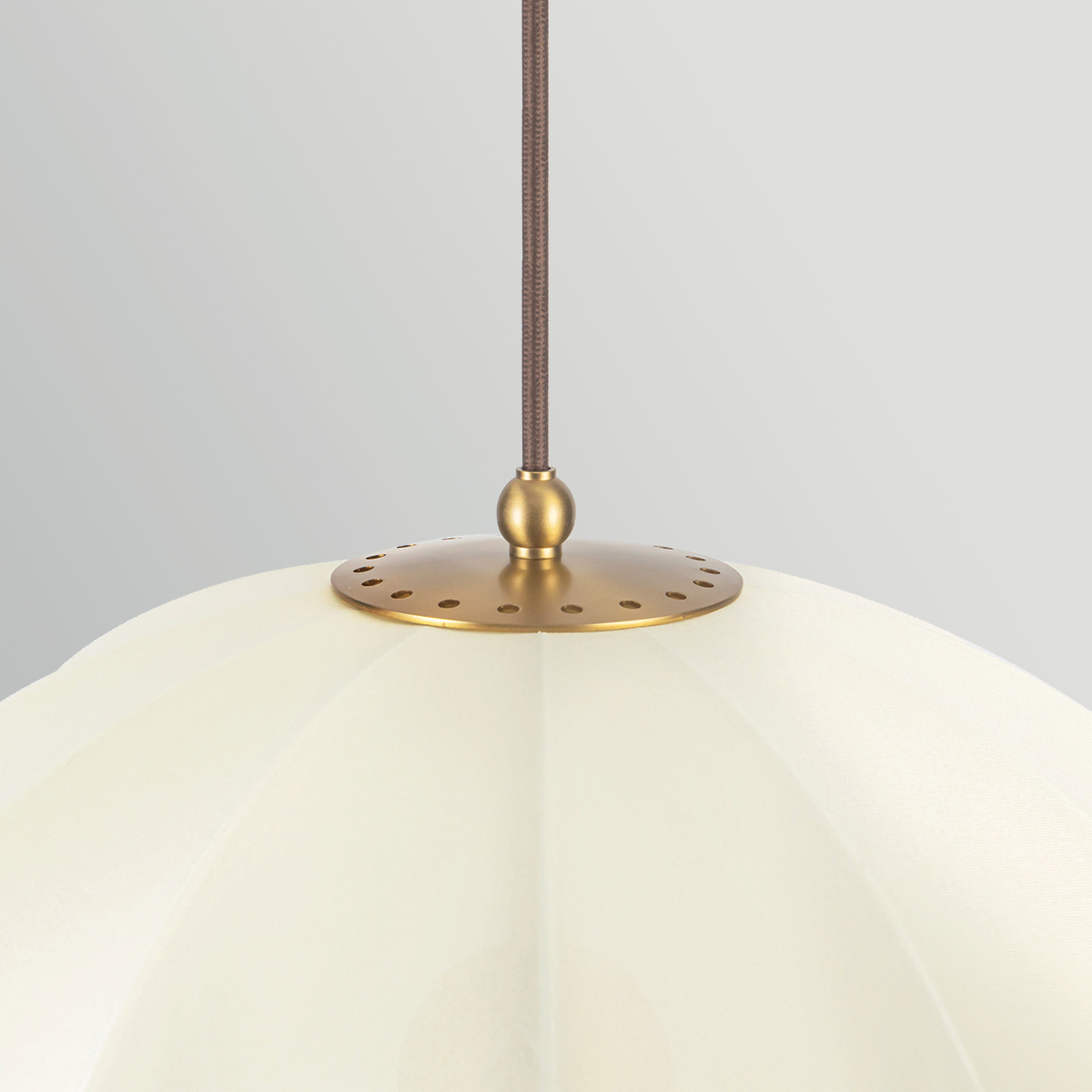 Crosby Ø45 Borstad guld taklampa från Elstead Lighting - Lampan &auml;r tillverkad i metall med borstad guldfinish och kombineras med en v&auml;lvd sk&auml;rm i tunt, ljust tyg som sl&auml;pper igenom ljuset fint.