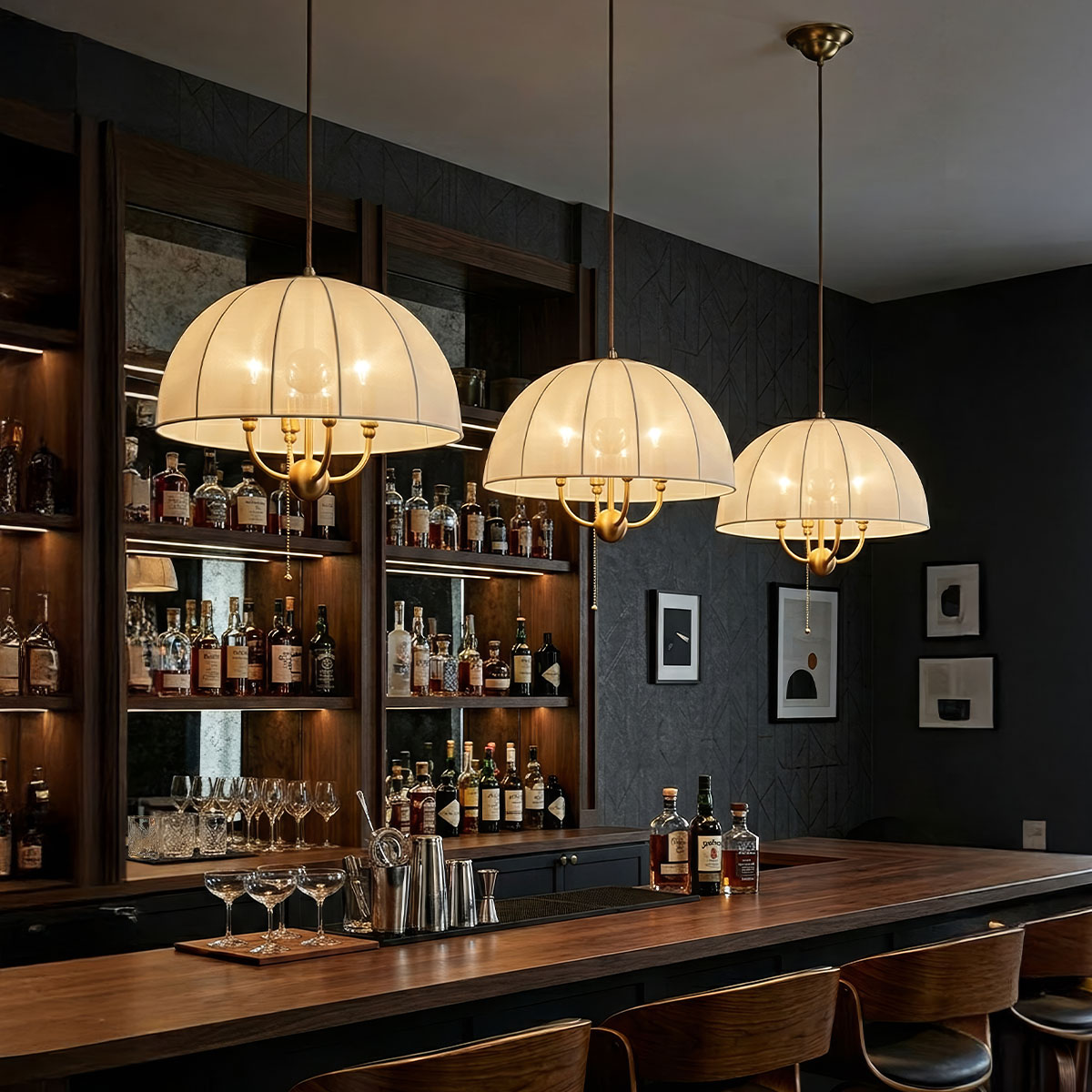 Crosby Ø45 Borstad guld taklampa från Elstead Lighting - Lampan &auml;r tillverkad i metall med borstad guldfinish och kombineras med en v&auml;lvd sk&auml;rm i tunt, ljust tyg som sl&auml;pper igenom ljuset fint.