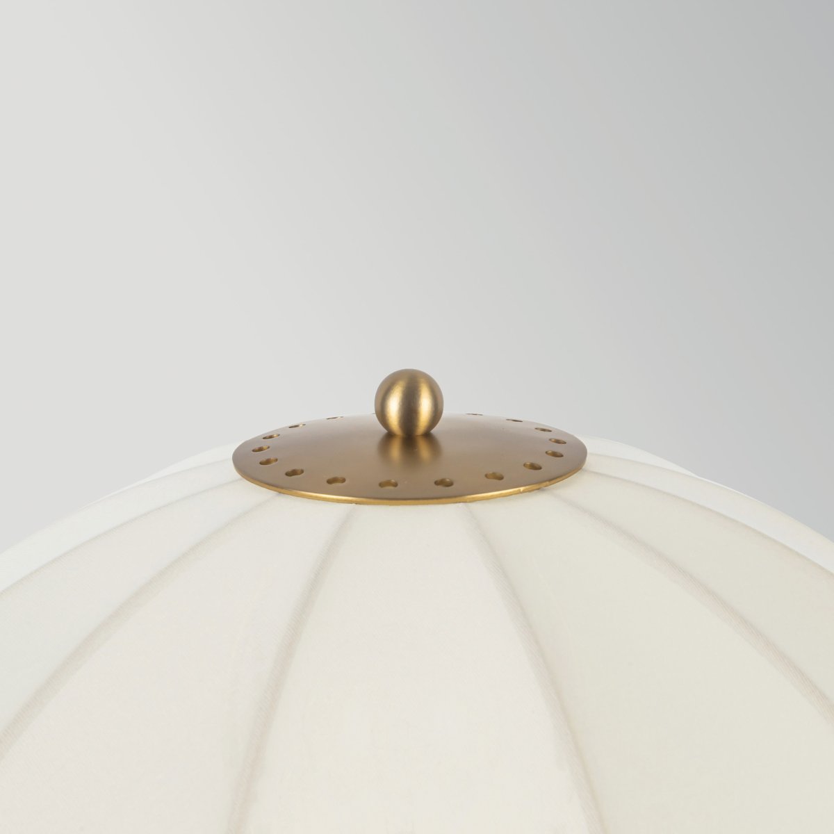 Crosby 70cm Krämvit bordslampa från Elstead Lighting - Crosby bordslampa har en mjukt formgiven lampfot i kr&auml;mvitt st&aring;l med dekorativa detaljer i m&auml;ssing.