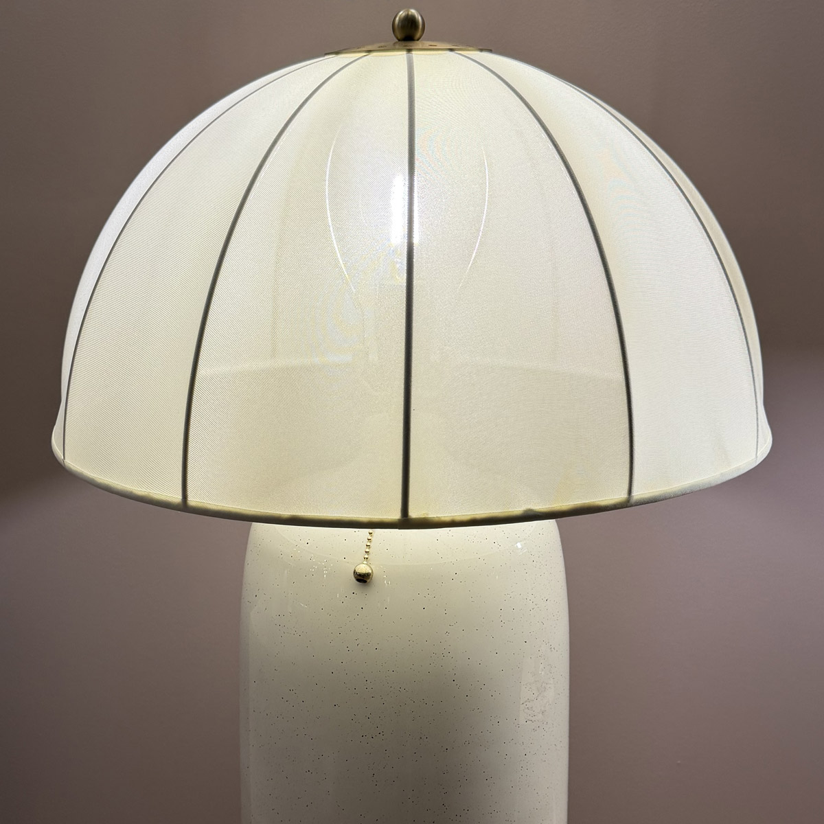 Crosby 70cm Krämvit bordslampa från Elstead Lighting - Crosby bordslampa har en mjukt formgiven lampfot i kr&auml;mvitt st&aring;l med dekorativa detaljer i m&auml;ssing.