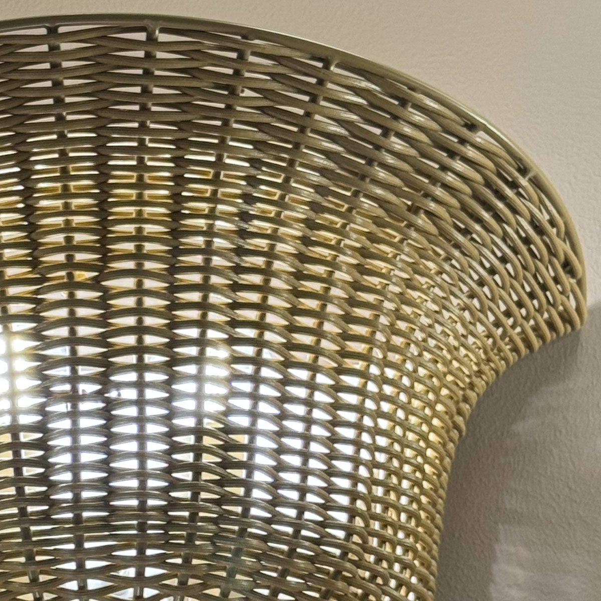 Kai 25cm Natur vägglampa från Elstead Lighting - Den naturf&auml;rgade rottingen ger lampan ett varmt och ombonat uttryck, medan detaljerna i borstad guldfinish skapar en fin kontrast.