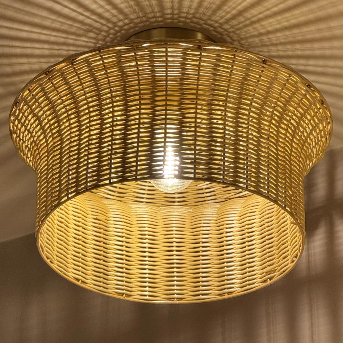 Kai Ø40 Natur plafond från Elstead Lighting - Kai &auml;r en dekorativ plafond som kombinerar metall med en fl&auml;tad sk&auml;rm i rotting.