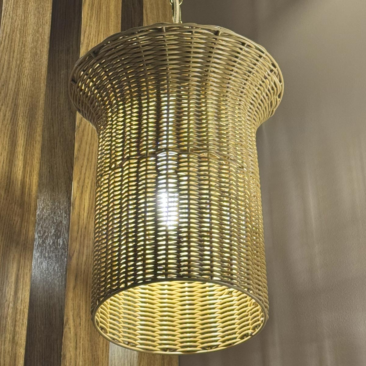 Kai Ø28 Natur taklampa från Elstead Lighting - Den naturf&auml;rgade rottingen ger lampan ett varmt och ombonat uttryck, medan detaljerna i borstad guldfinish skapar en fin kontrast.
