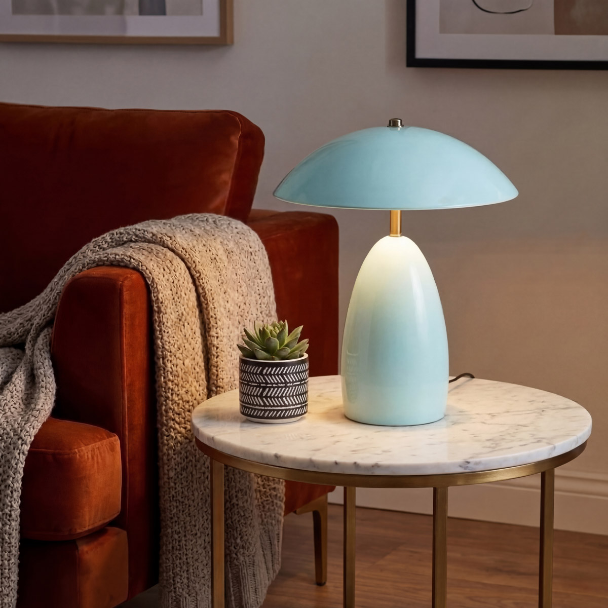 Poppy 35cm Ljusblå bordslampa från Elstead Lighting - Poppy &auml;r en dekorativ bordslampa med mjuka former och en blank ljusbl&aring; f&auml;rg som kombineras med detaljer i m&auml;ssing.