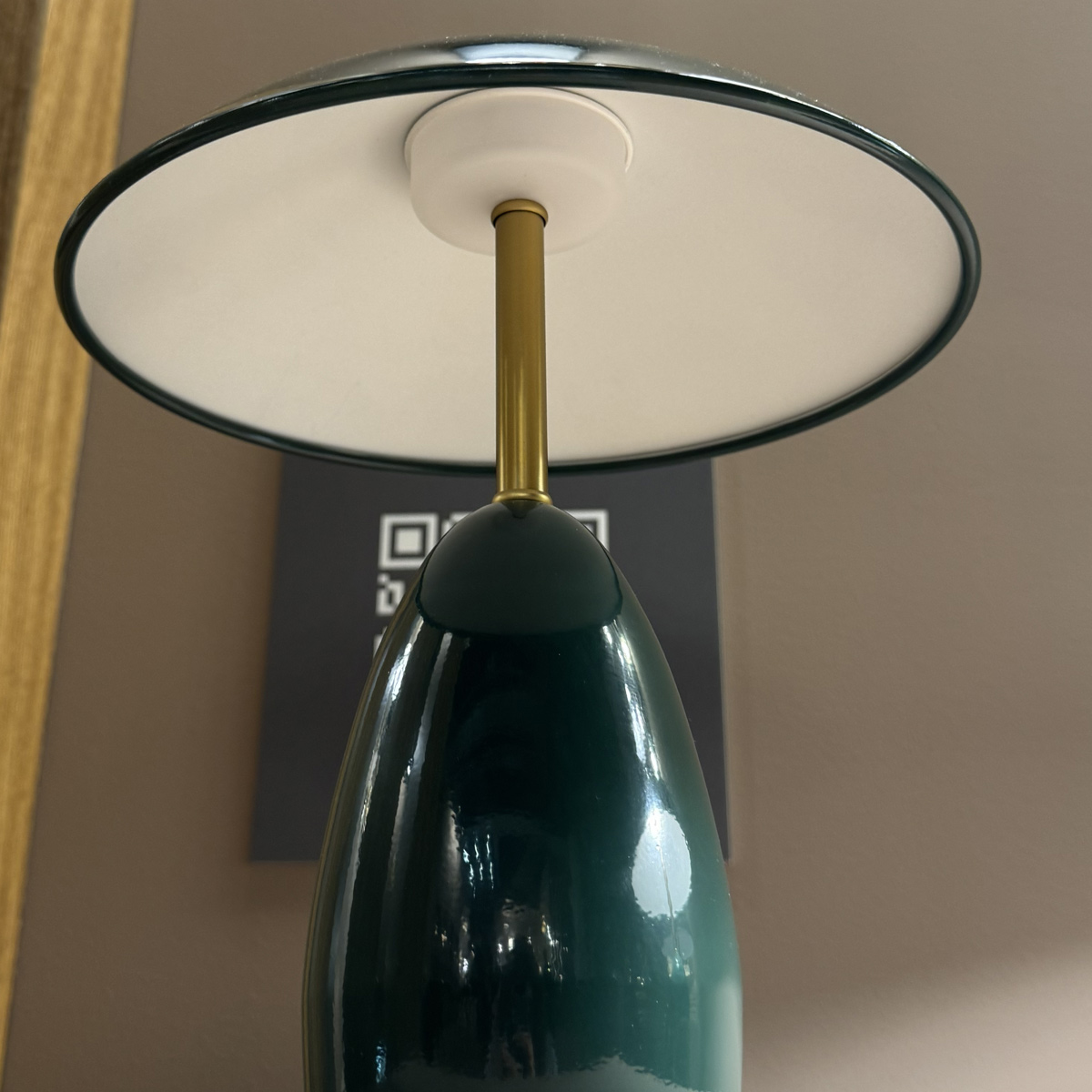 Poppy 35cm Grön bordslampa från Elstead Lighting - Poppy &auml;r en dekorativ bordslampa med mjuka former och en djup m&ouml;rkgr&ouml;n f&auml;rg som kombineras med detaljer i m&auml;ssing.