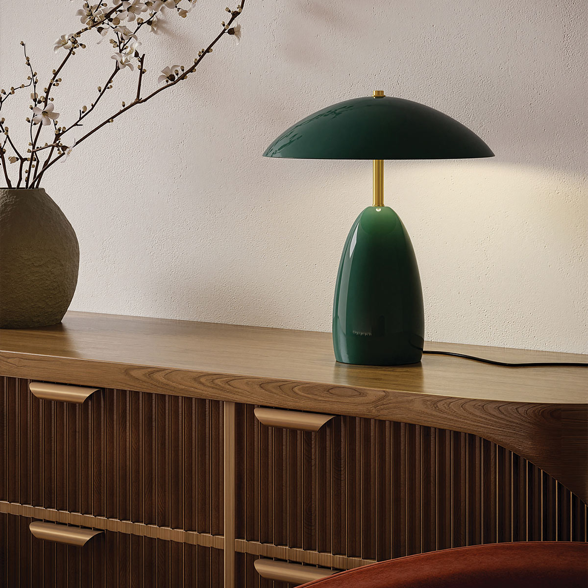 Poppy 35cm Grön bordslampa från Elstead Lighting - Poppy &auml;r en dekorativ bordslampa med mjuka former och en djup m&ouml;rkgr&ouml;n f&auml;rg som kombineras med detaljer i m&auml;ssing.