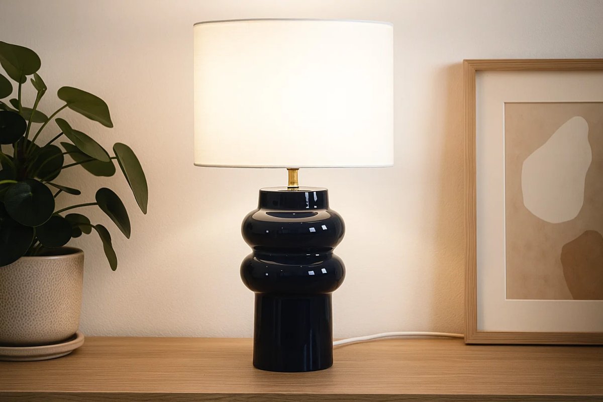 Anelli 56cm Blå bordslampa från Nordic Lighting - Anelli&nbsp;bordslampa med bl&aring;, glansig keramisk fot och vit linnesk&auml;rm &auml;r en elegant och modern inredningsdetalj.