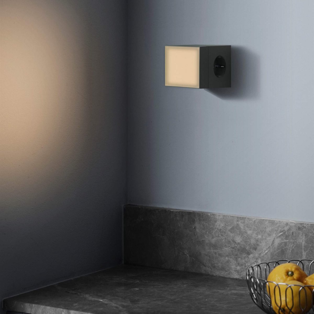 LAMP 1 - EU Grön från Avolt - Denna smidiga lilla lampa ansluts direkt i v&auml;gguttaget (230V) och passar perfekt som exempelvis nattlampa eller st&auml;mningsbelysning i hall, sovrum eller andra utrymmen d&auml;r du vill ha ett mjukt ljus.