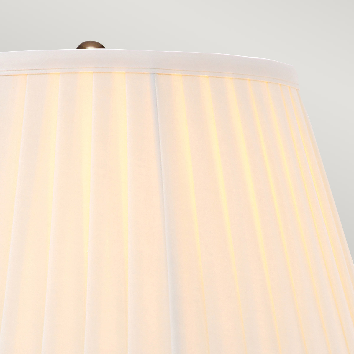 Artisan 55cm Antik mässing bordslampa från Elstead Lighting - Den &auml;r f&ouml;rsedd med en veckad lampsk&auml;rm i elfenbensf&auml;rg och en finish i antikm&auml;ssing som ger en klassisk och sofistikerad look.