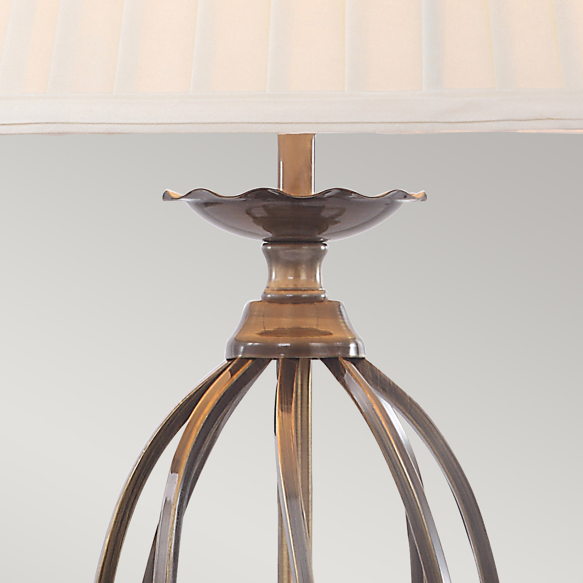 Artisan 55cm Antik mässing bordslampa från Elstead Lighting - Den &auml;r f&ouml;rsedd med en veckad lampsk&auml;rm i elfenbensf&auml;rg och en finish i antikm&auml;ssing som ger en klassisk och sofistikerad look.
